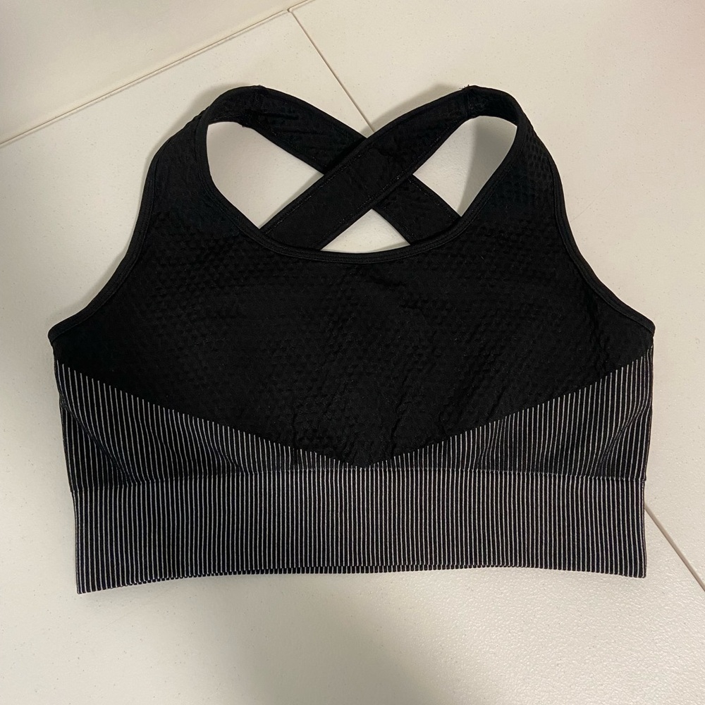 EUC‎ Women’s cross strap tricolor patterned unpadded sports bra XL